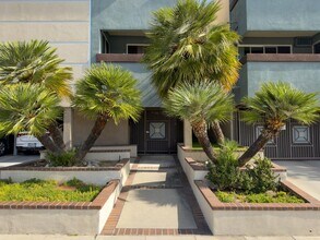 MO - 2255 Montrose Ave. in Montrose, CA - Building Photo - Building Photo