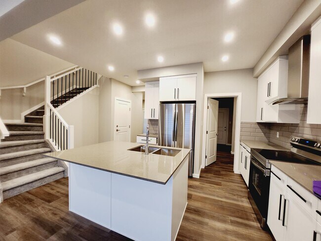 9452 Pear Cres SW in Edmonton, AB - Building Photo - Building Photo