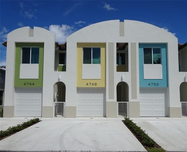 4748 SW 63rd Terrace in Davie, FL - Building Photo - Building Photo