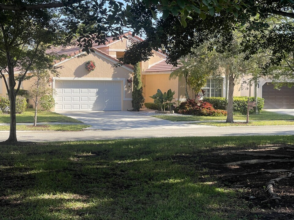 412 Cameron Dr in Weston, FL - Building Photo