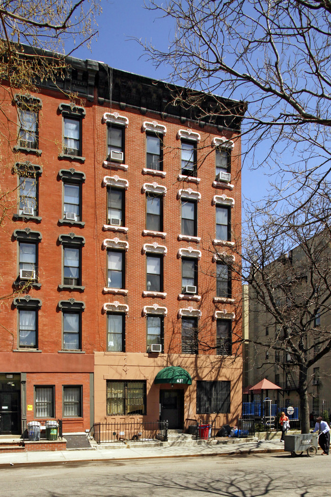 637 E Sixth Pl in New York, NY - Building Photo - Building Photo