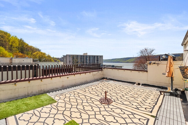 1200 Warburton Ave in Yonkers, NY - Foto de edificio - Building Photo