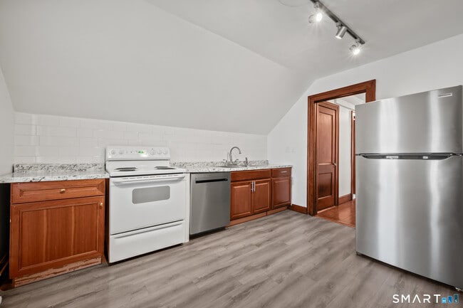 225 Winthrop St in New Britain, CT - Building Photo - Building Photo