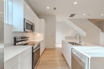 6012 Hudson St in Dallas, TX - Foto de edificio - Building Photo