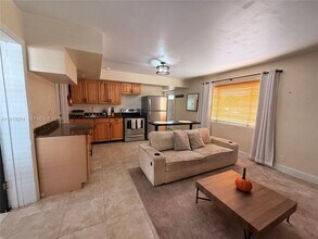 2435 Wilson St in Hollywood, FL - Building Photo - Building Photo