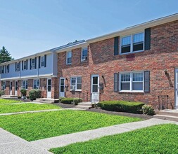 Colonial Village in Plainville, CT - Foto de edificio - Building Photo