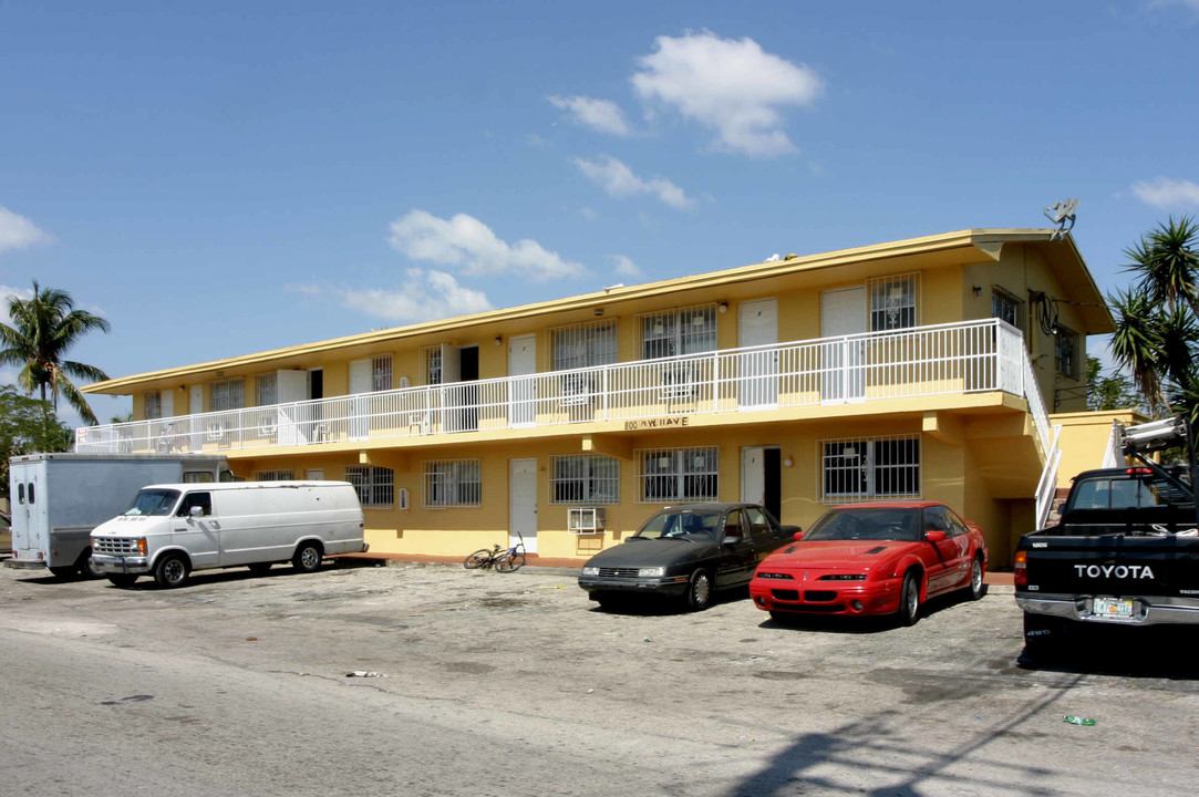 800 NW 11th Ave in Fort Lauderdale, FL - Foto de edificio