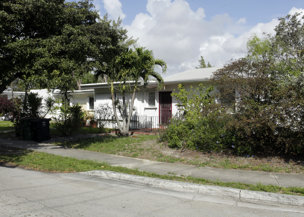 795-799 NE 121st St in Miami, FL - Building Photo