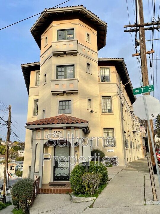 2501 Ivy Dr in Oakland, CA - Building Photo