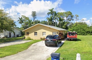 8293 Beacon Blvd in Ft. Myers, FL - Building Photo