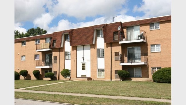 Lafayette Village in Parma, OH - Foto de edificio - Building Photo