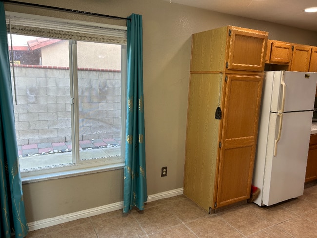 9110 Sonoma Way in Bakersfield, CA - Foto de edificio - Building Photo