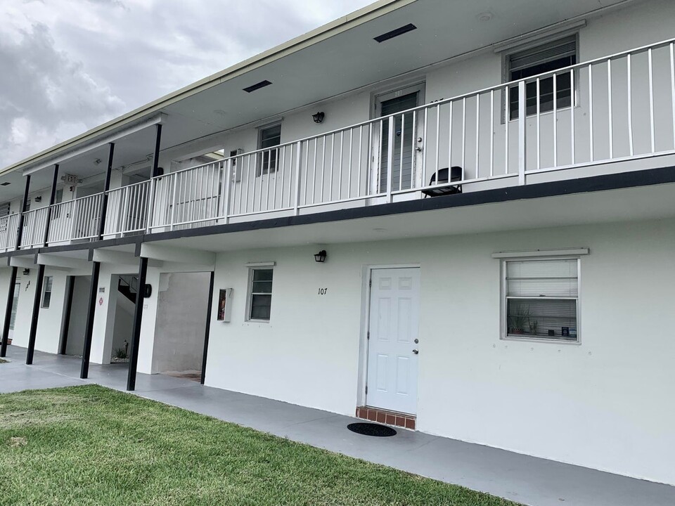1113 Lake Ter, Unit 107 in Boynton Beach, FL - Building Photo