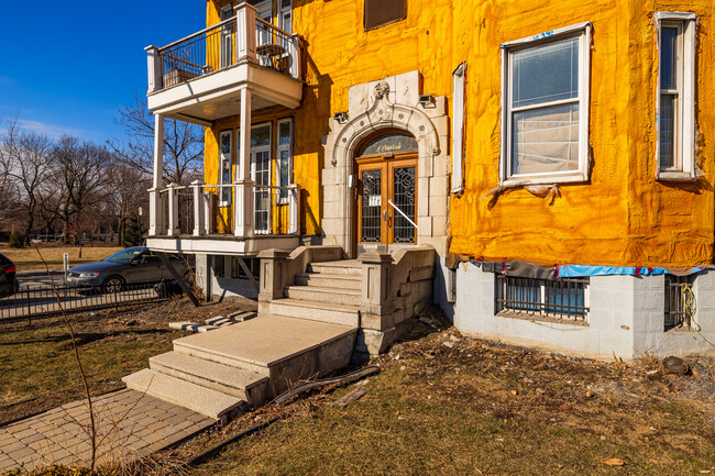 Le Chapleau in Montréal, QC - Building Photo - Building Photo