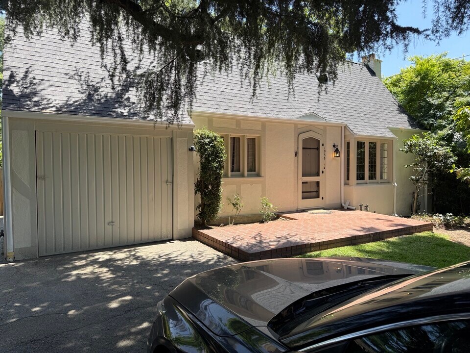1938 Holliston Ave in Altadena, CA - Building Photo