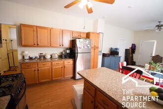 2223 N Sawyer Ave, Unit 2R in Chicago, IL - Building Photo - Building Photo