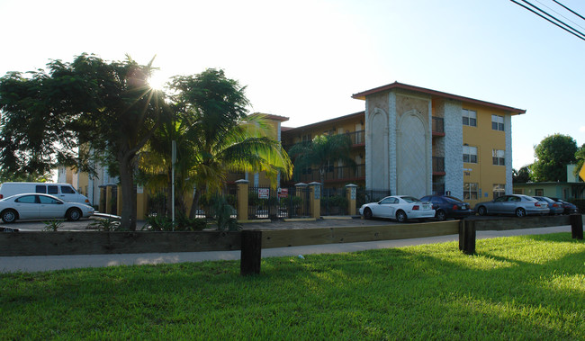 744 NE 14th Ave in Fort Lauderdale, FL - Foto de edificio - Building Photo