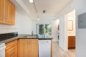 3239 W Trade Ave in Miami, FL - Building Photo - Building Photo