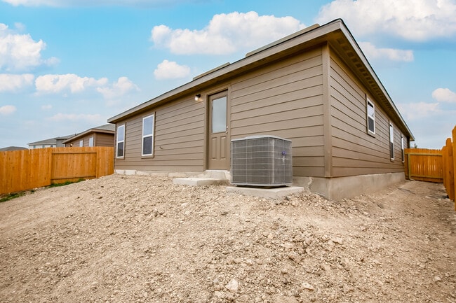 609 Riverdale Cove in Jarrell, TX - Building Photo - Building Photo