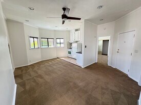 1341 N Bronson Ave, Unit 6 in Los Angeles, CA - Building Photo