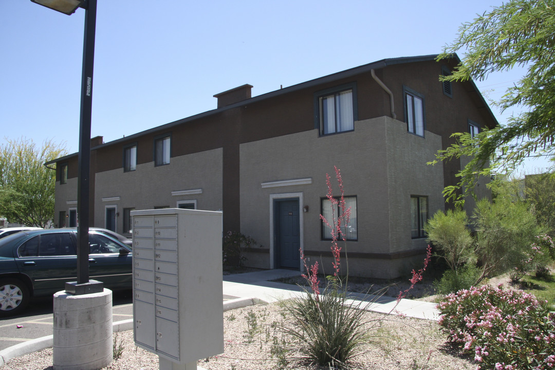 Crystal Creek in Phoenix, AZ - Building Photo