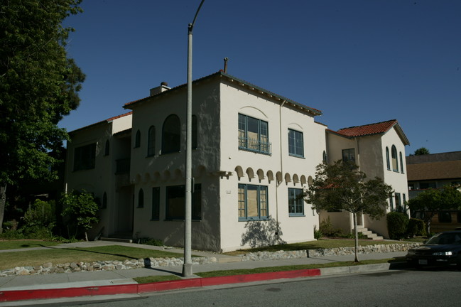 222 N Chevy Chase Dr in Glendale, CA - Foto de edificio - Building Photo