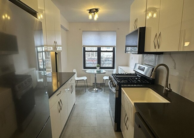 9876 Queens Blvd, Unit 3A in Rego Park, NY - Building Photo - Building Photo
