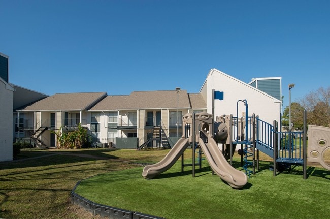 Whispering Winds in Pearland, TX - Building Photo - Building Photo