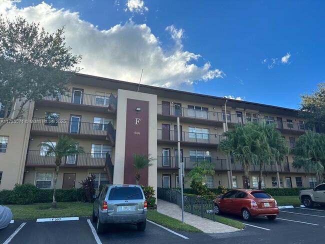 800 SW 131st Ave in Pembroke Pines, FL - Foto de edificio - Building Photo