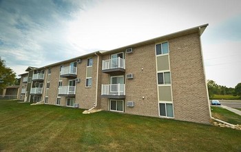 Seven Pines Apartments in Forest Lake, MN - Foto de edificio - Building Photo