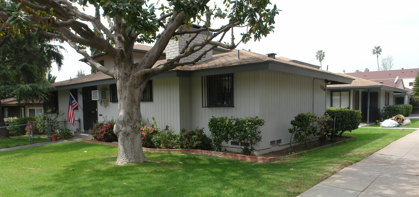 1331 Holliston Ave in Pasadena, CA - Foto de edificio