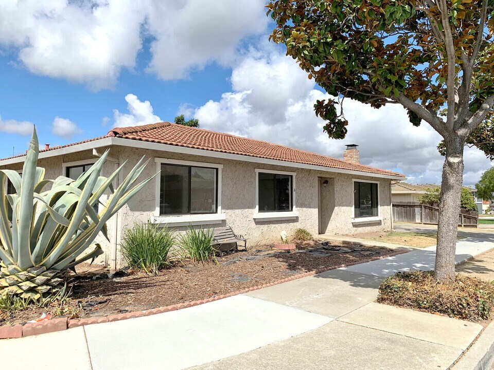 1590 Cembellin Dr in Hollister, CA - Building Photo