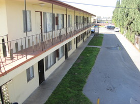 Ramona Street Apartments in Bellflower, CA - Foto de edificio - Building Photo