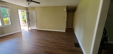 102 Boyd Dr in Flat Rock, NC - Building Photo - Building Photo