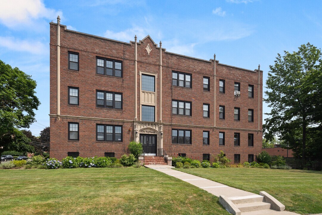 684 Farmington Ave in West Hartford, CT - Building Photo