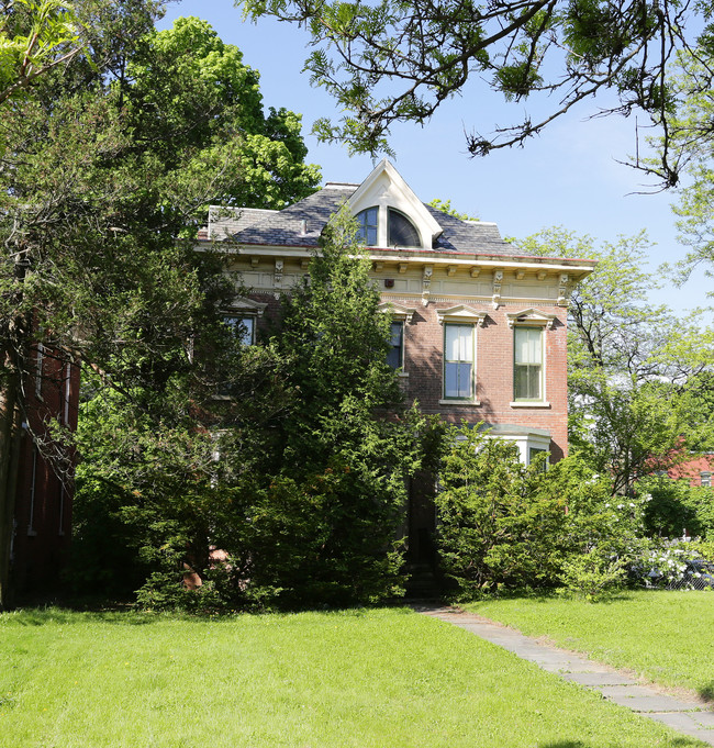 710 Madison Ave in Albany, NY - Building Photo - Building Photo