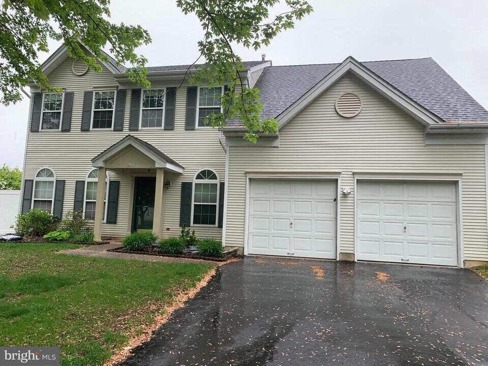35 Oakmont Terrace in East Windsor, NJ - Building Photo