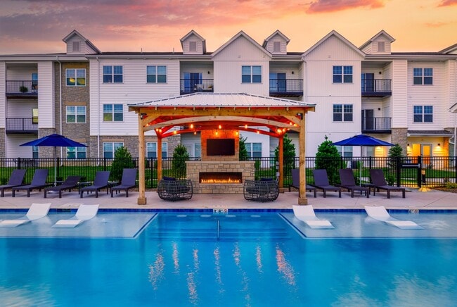 The Edison at Tiffany Springs in Kansas City, MO - Foto de edificio - Building Photo