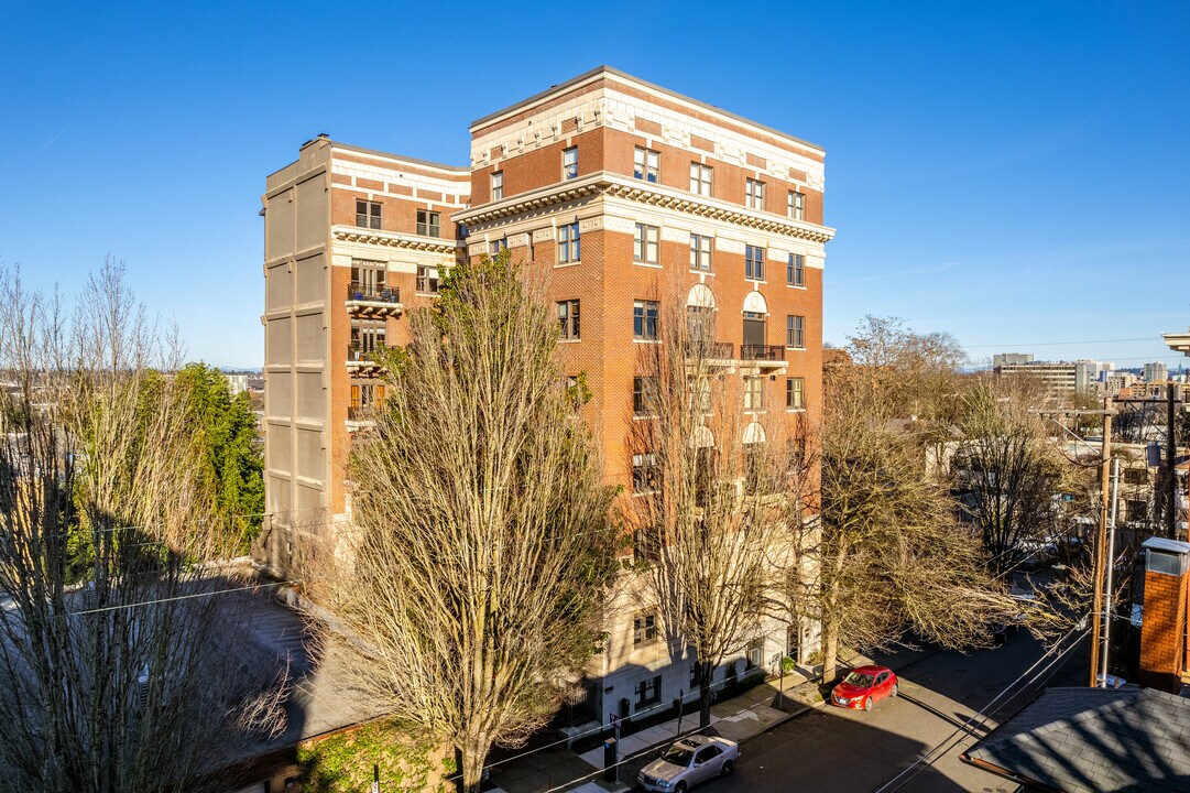 2141 NW Davis St in Portland, OR - Building Photo