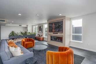 Ion Town Center Apartments in Shoreline, WA - Foto de edificio - Building Photo