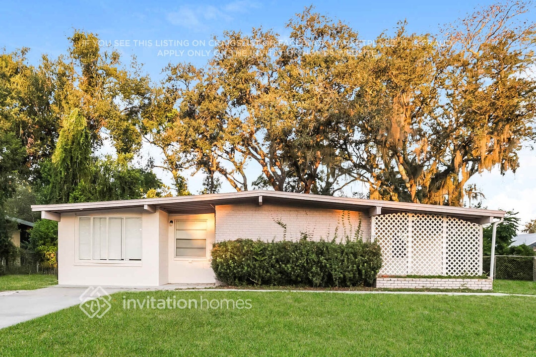 1110 E Camellia Dr in Brandon, FL - Building Photo