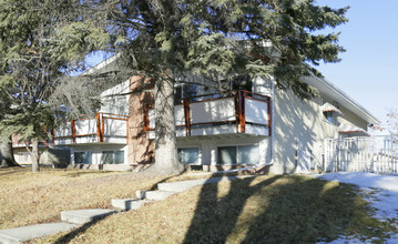 4224 40th Ave NW in Calgary, AB - Building Photo - Primary Photo