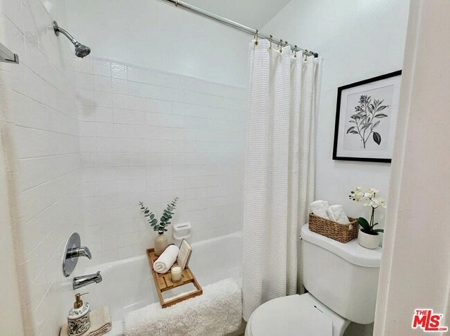 5805 W 8th St in Los Angeles, CA - Foto de edificio - Building Photo