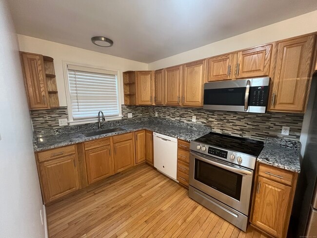 19 Hawthorne Dr in New London, CT - Building Photo - Building Photo