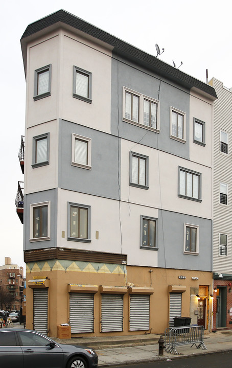 265 Lee Ave in Brooklyn, NY - Building Photo