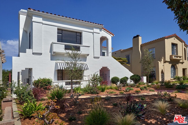 1087 S Genesee Ave in Los Angeles, CA - Building Photo - Building Photo