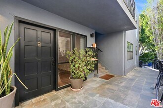 612 Huntley Dr in West Hollywood, CA - Foto de edificio - Building Photo