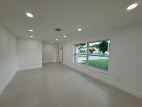 137 Alcazar St in Royal Palm Beach, FL - Foto de edificio - Building Photo
