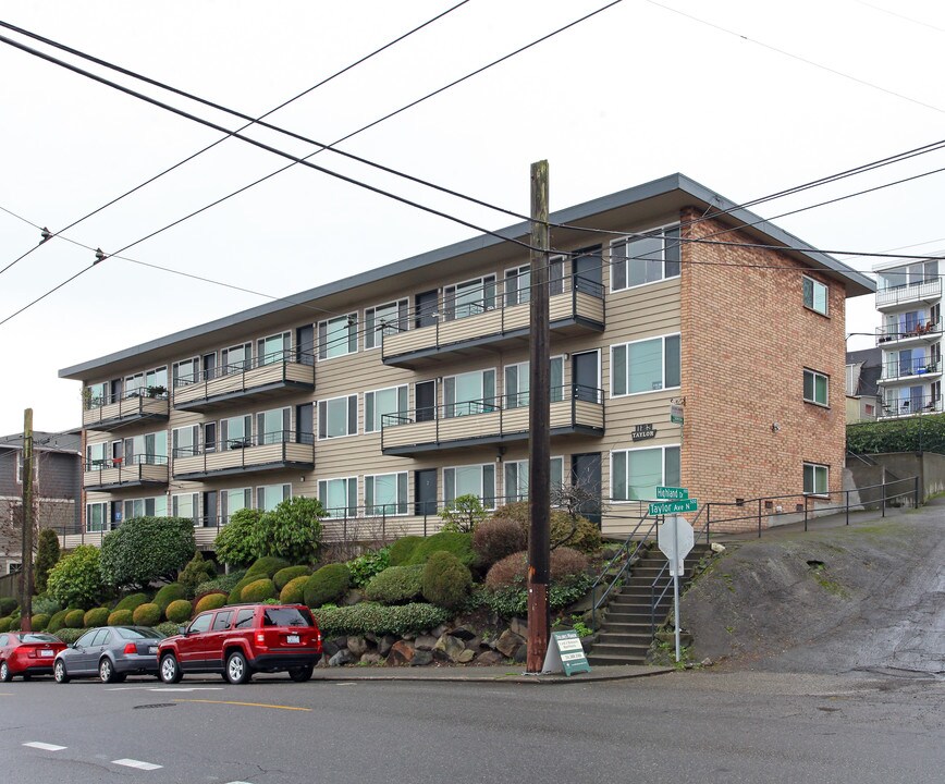 Dolores Manor Apartments in Seattle, WA - Building Photo