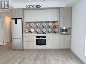 395 Square One Dr in Mississauga, ON - Building Photo - Building Photo